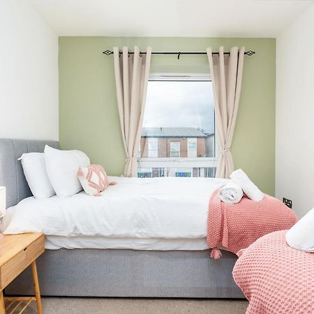 6 Guests - 3 Bedrooms - Free Wi-Fi - Manchester Exterior photo